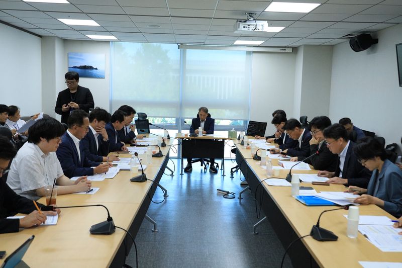 12일 국회 농림축산식품해양수산위원회에서 농림축산식품부의 농업가뭄대책 추진상황 보고가 진행되고 있다. 최근 두 달간 제주지역 누적강수량은 평년의 65.5% 수준에 머물렀으며 제주시 밭 가뭄은 ‘경계’, 서귀포시는 ‘주의’ 단계로 나타났다. /사진=문대림 의원실 제공
