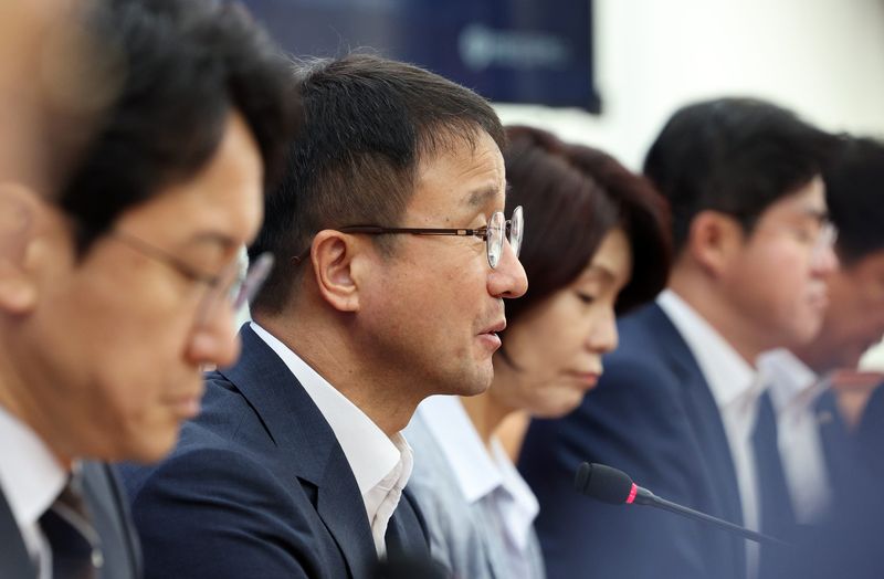 한병도 더불어민주당 대표 직무대행 겸 원내대표가 13일 서울 여의도 국회에서 열린 정책조정회의에서 발언하고 있다. 뉴시스