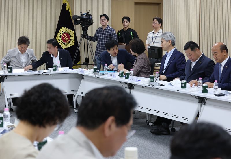 13일 서울 중구 서울시의회 의원회관에서 열린 서울 국회의원과 시의원의 부동산 정책대응 간담회에서 더불어민주당 김영배 의원(왼쪽부터), 박승진 시의원, 오기형 의원, 전현희 의원 등이 대화를 나누고 있다. 연합뉴스