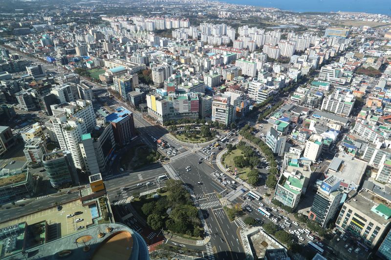 제주시 노형동 공동주택 밀집지역 전경. 지난 7월 제주지역 전세보증금반환보증 사고율은 4.6%로 전국 평균 0.9%의 5.1배를 기록하며 전국에서 가장 높았다. 사진=뉴시스