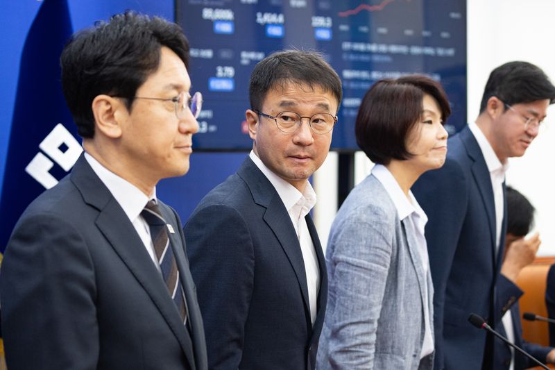 한병도 더불어민주당 당대표 직무대행 겸 원내대표를 비롯한 원내지도부가 13일 서울 여의도 국회에서 열린 정책조정회의에 참석하고 있다. 뉴스1