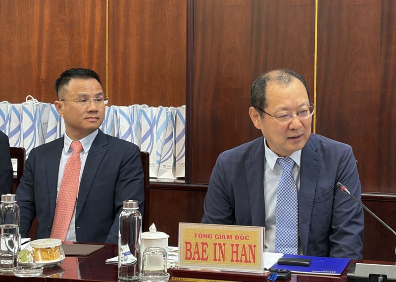 배인한 효성 동나이 법인장(오른쪽)이 지난 12일 떠이닌성 인민위원회 지도부와 협력·투자 기회에 대해 논의하고 있다. 베트남 떠이닌성 제공