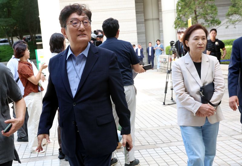 노영민 전 대통령 비서실장과 김현미 전 국토교통부 장관이 8월 13일 오전 서울 서초구 서울중앙지법에서 열린 '채용청탁·외압 혐의' 1심에서 무죄를 선고받고 법원을 나서고 있다. 뉴시스