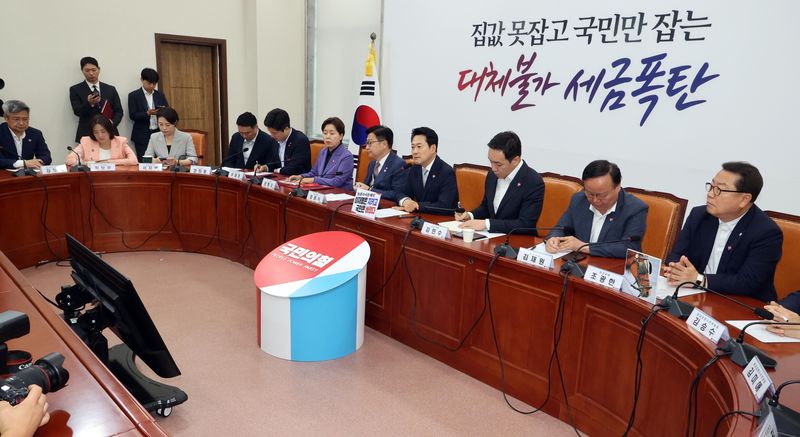 장동혁 국민의힘 대표가 13일 국회에서 열린 최고위원회의에서 발언을 하고 있다. 사진=박범준 기자