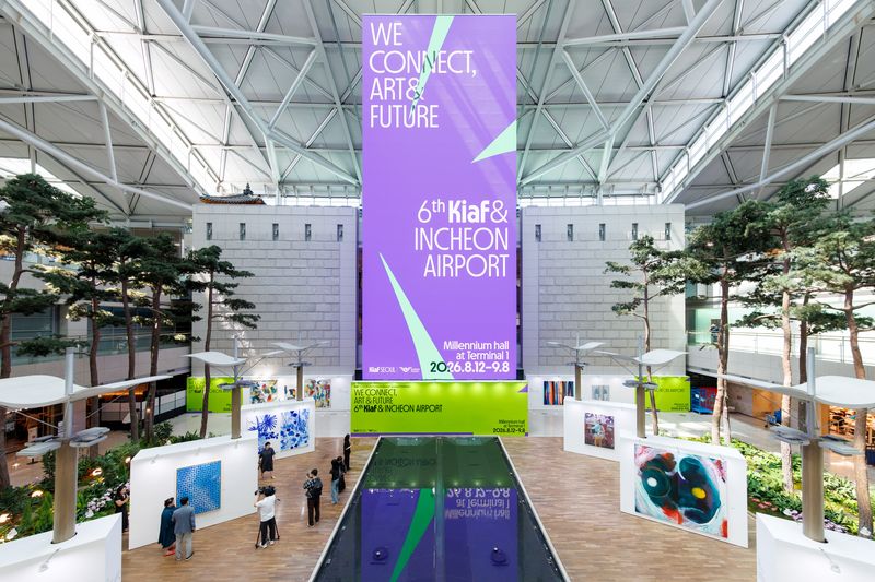인천국제공항공사가 9월 8일까지 인천공항 밀레니엄홀에서 개최하는 '2026 인천공항 Kiaf(한국국제아트페어) 특별전' 행사장 전경. 인천국제공항공사 제공