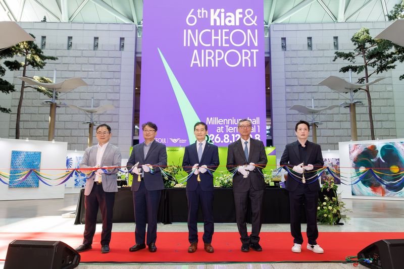 인천공항 밀레니엄홀에서 지난 12일 열린 '2026 인천공항 Kiaf(한국국제아트페어) 특별전 개막식'에서 인천국제공항공사 및 한국화랑협회 관계자들이 테이프커팅 세리머니를 하고 있다. 박승희 인천국제공항공사 공항운영처장(왼쪽부터), 김창규 인천국제공항공사 운영본부장, 김범호 인천국제공항공사 사장직무대행, 이성훈 한국화랑협회 회장, 기일호 한국화랑협회 기획이사. 인천국제공항공사 제공