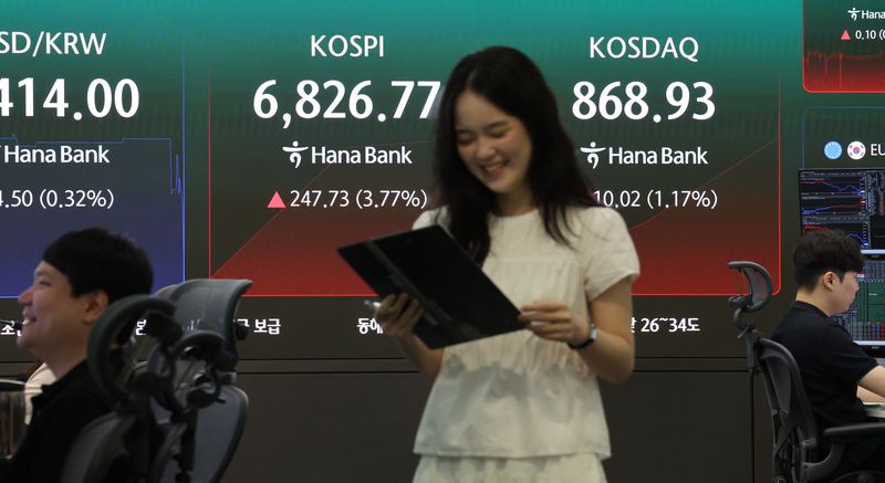 13일 서울 중구 하나은행 딜링룸에서 딜러들이 업무를 하고 있다. 코스피는 194.88p(2.96%) 오른 6773.92에 거래를 시작했다. 뉴시스