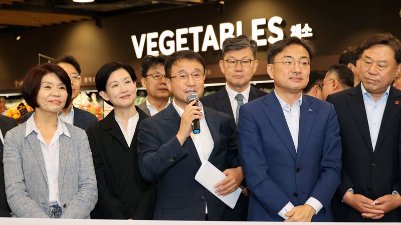 더불어민주당 한병도 대표 직무대행 겸 원내대표가 13일 서울 홈플러스 강서점에서 열린 홈플러스 정상화를 위한 장보기 캠페인 기자회견에서 발언하고 있다. 사진=서동일 기자