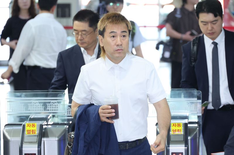 춘천시가 13일 입장문을 내고 이날 김병지 강원FC 대표이사의 공식 사과에 대해 책임있게 협의하겠다며 화답했다. 사진은 김병지 강원FC 대표이사. 뉴스1