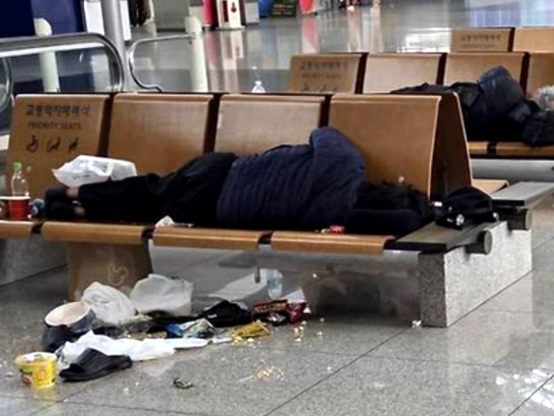 인천국제공항 여객터미널에서 장기 체류 중인 노숙인이 의자에 누워 휴식을 취하고 있다. 2026.08.10. /사진=뉴스1