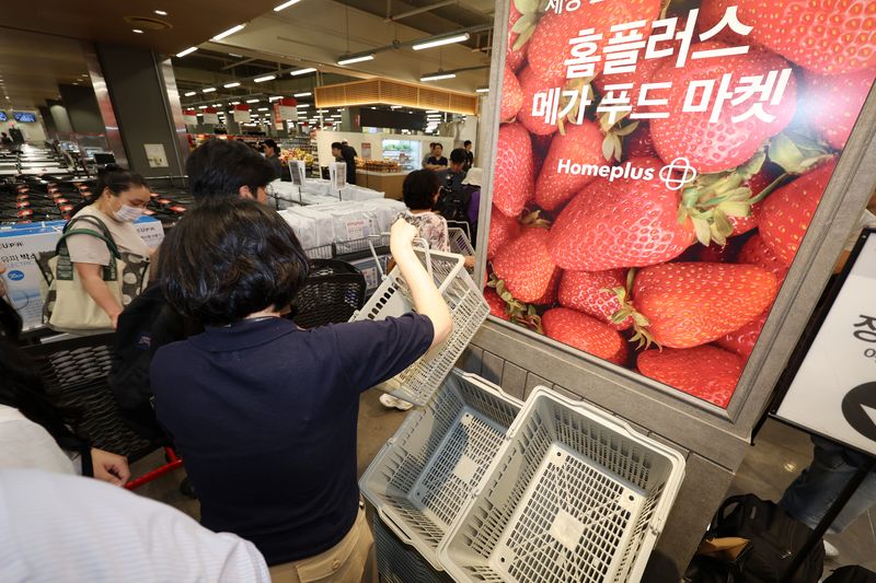 [서울=뉴시스] 김명년 기자 = 임시휴업에 들어갔던 홈플러스가 67개 점포를 재개장한 13일 오전 서울 강서구 홈플러스 강서점에서 방문객들이 입장하고 있다. 2026.08.13. kmn@newsis.com