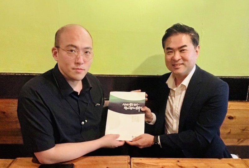 김정남 원주시 부시장(사진 오른쪽)이 지난 12일 기획예산처 예산실을 방문, 국비 지원을 요청했다. 원주시 제공