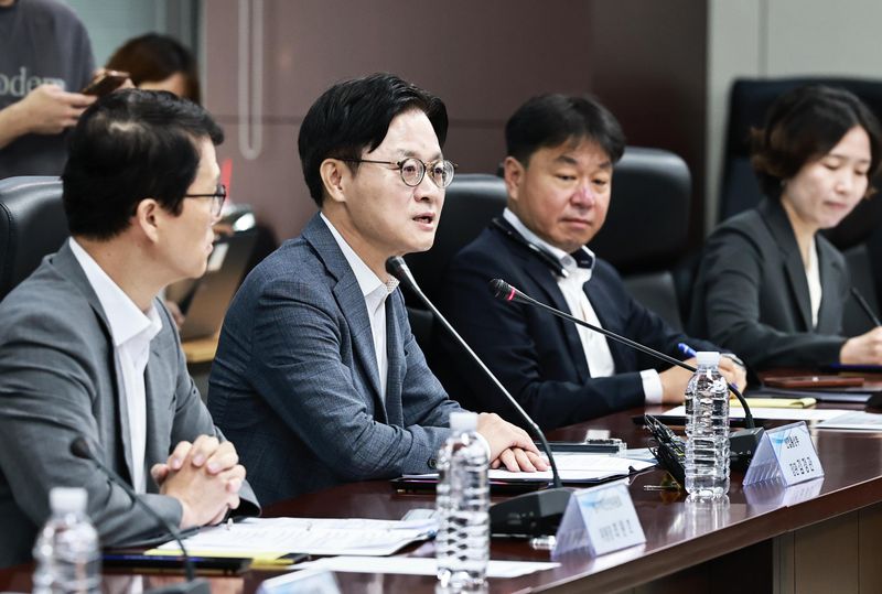 13일 김정관 장관(왼쪽 두번째)이 서울 종로구 한국무역보험공사에서 열린 산업통상부-원자력안전위원회 간 협의회에 참석해 발언하고 있다. 산업통상부 제공.