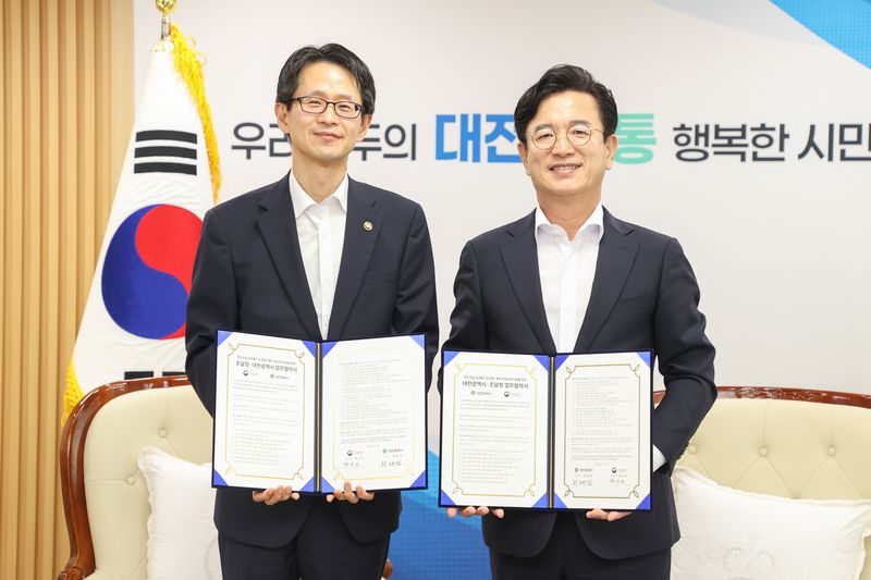 백승보 조달청장(왼쪽)과 허태정 대전시장이 13일 대전시청에서 지역 혁신제품 발굴을 위한 업무협약을 맺은 뒤 기념촬영을 하고 있다. 조달청 제공