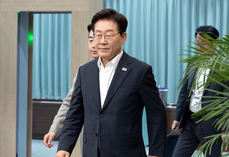 이재명 대통령이 13일 청와대에서 열린 수석보좌관회의에 입장하고 있다. 뉴시스