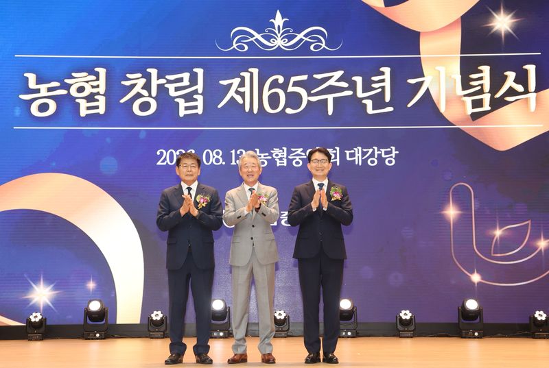13일 서울시 중구 농협중앙회 본관에서 개최된 농협 창립 제65주년 기념식에서 강호동 농협중앙회장(왼쪽 두번째), 김종구 농림축산식품부 차관(왼쪽 세번째), 더불어민주당 서삼석 국회 농림축산식품해양수산위원회 위원장(왼쪽)이 수상자들을 축하하고 있다. 농협중앙회 제공
