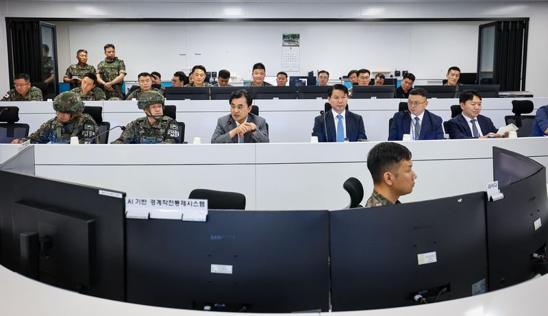 13일 오후 안규백 국방부장관이 육군 5사단 AI 경계작전센터를 방문하여 AI 기반 경계작전체계 시범사업의 추진경과와 성과를 보고 받고 향후 발전 방안을 논의하고 있다. 국방부 제공