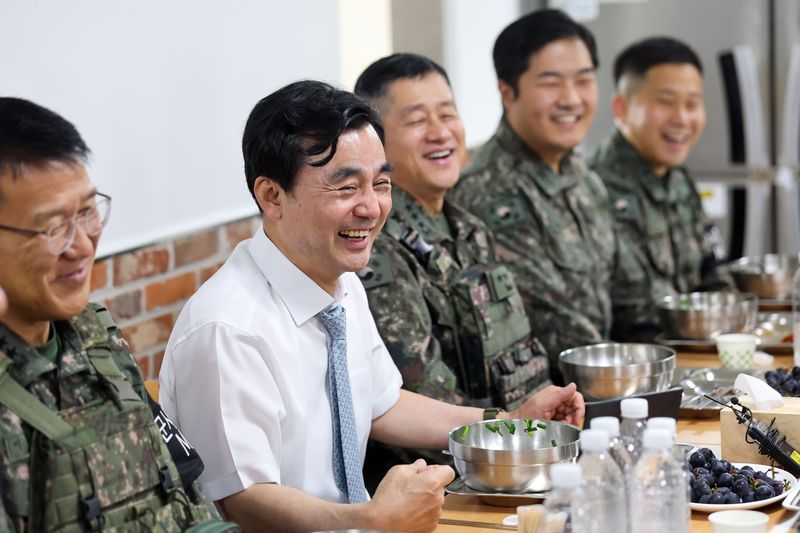13일 오후 안규백 국방부장관이 육군 5사단 장병들과 점심식사를 함께 하며 장병들을 격려하고 있다. 국방부 제공