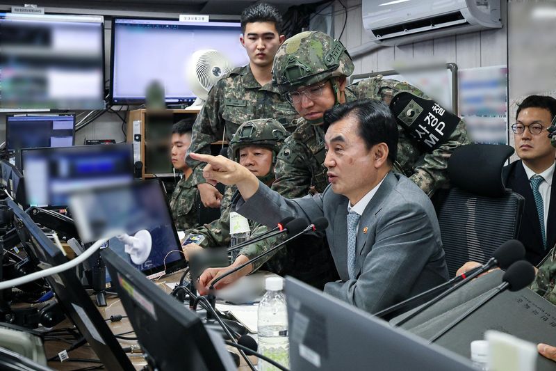 13일 오전 안규백 국방부장관이 육군 5사단 GOP 경계작전부대를 방문하여 경계작전태세를 점검하고 있다. 국방부 제공