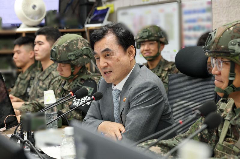 13일 오전 안규백 국방부장관이 육군 5사단 GOP 경계작전부대를 방문하여 경계작전태세를 점검하고 있다. 국방부 제공