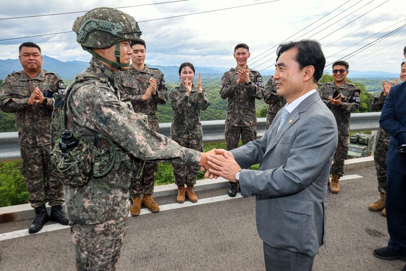 13일 오전 안규백 국방부장관이 육군 5사단 GOP 경계작전부대를 방문하여 경계작전 임무를 수행 중인 장병을 격려하고 있다. 국방부 제공
