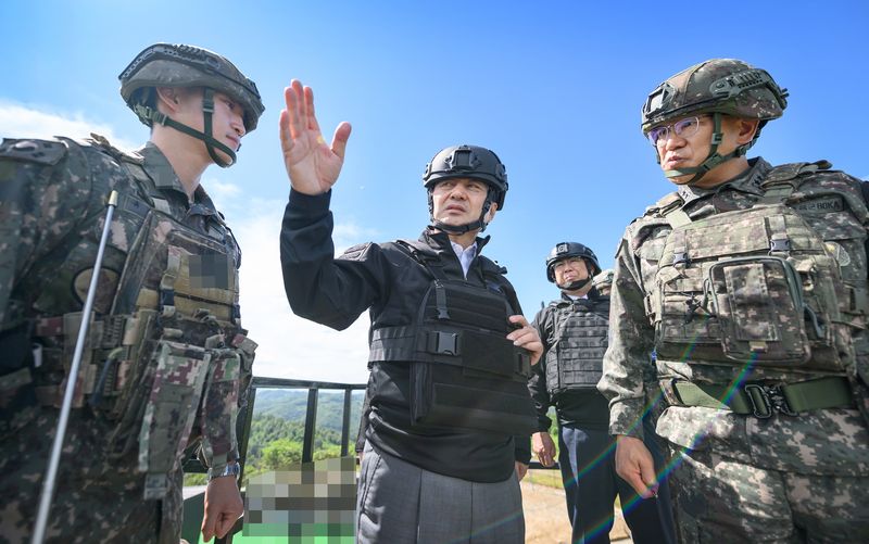 13일 오전 안규백 국방부장관이 육군 5사단 GP를 방문하여 경계작전태세를 점검하고 있다. 국방부 제공
