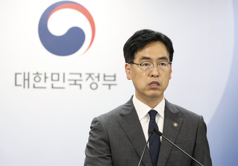 김민재 행정안전부 차관이 13일 오후 정부서울청사 브리핑실에서 '지방의원 수의계약 및 지방공무원 횡령 방지' 관련 개선방안을 발표하고 있다. 연합뉴스