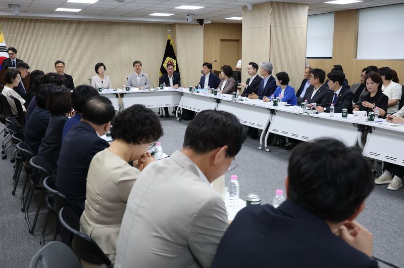 더불어민주당 김영배 의원(왼쪽 세번째)이 13일 서울 중구 서울시의회에서 열린 서울 국회의원과 시의원의 부동산 정책대응 간담회에서 모두발언을 하고 있다. 연합뉴스