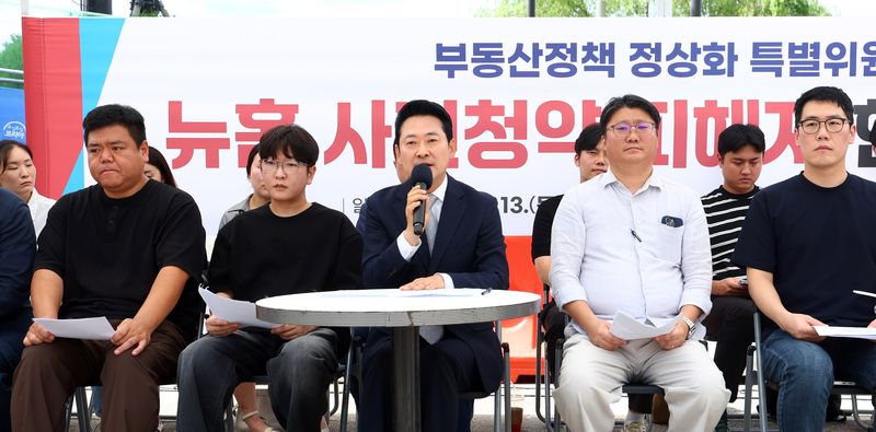 장동혁 국민의힘 대표(왼쪽 세번째)가 13일 경기 고양시 창릉 공공주택지구 공사현장에서 열린 부동산 정상화 특별위원회 '뉴홈 사전청약 피해자 현장간담회'에서 모두발언을 하고 있다. 뉴스1