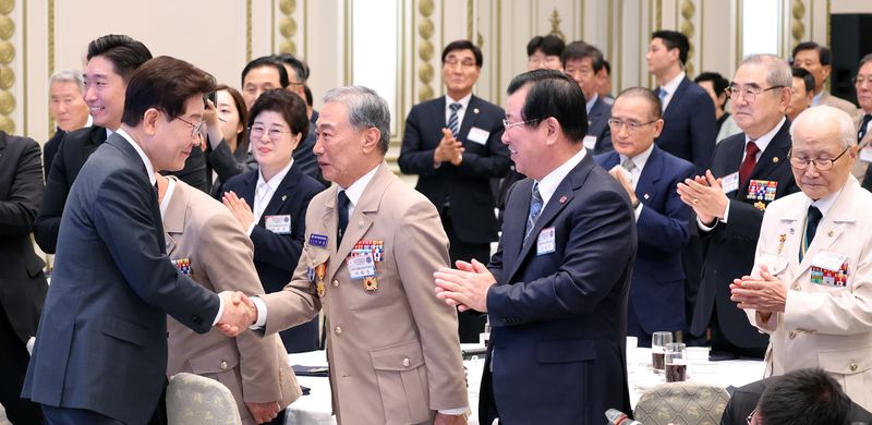李대통령, 국가유공자·보훈 가족 초청 오찬. 이재명 대통령이 13일 청와대 영빈관에서 열린 국가유공자 및 보훈 가족 초청 오찬에 입장하며 참석자들과 인사하고 있다. 연합뉴스