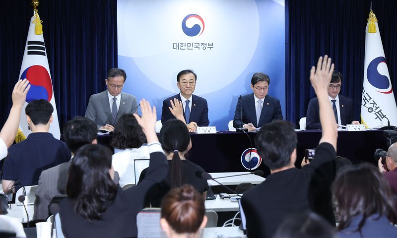 김윤덕 국토교통부 장관이 13일 오전 서울 종로구 정부서울청사에서 '전월세 및 매매시장 안정을 위한 주택 신속공급 방안 및 부동산 시장 안정을 위한 금융 종합대책'을 발표한 뒤 질문을 받고 있다. 왼쪽부터 이형일 재정경제부 1차관, 김윤덕 국토교통부 장관, 이억원 금융위원장, 임기근 국무조정실장. /사진=뉴시스화상