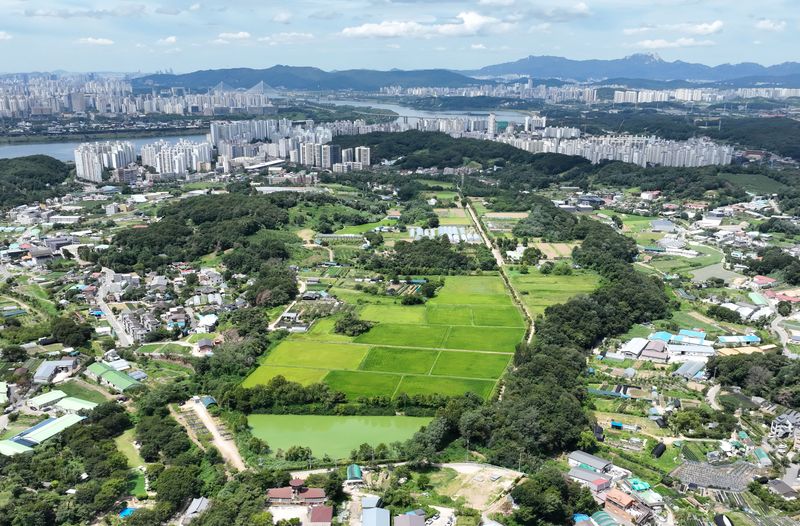 신규 택지지구로 선정된 남양주 와부읍 덕소 정부가 개발제한구역(그린벨트)을 포함한 신규 택지 10만가구 등 수도권에 23만가구 이상의 추가 공급을 발표한 13일 그린벨트 중 신규 택지지구로 선정된 경기 남양주시 와부읍 고려대학교 덕소농장 일대 모습. 연합뉴스