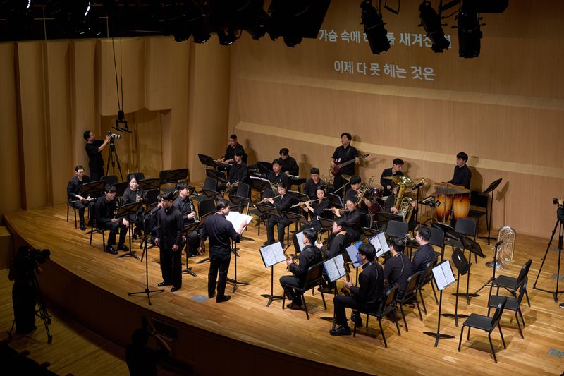 제11회 신한음악상 수상자인 서주장 바리톤과 솔레미오 단원들이 12일 세종문화회관 세종체임버홀에서 열린 '신한음악상과 함께하는 2026 제6회 S 클래식 위크'에서 공연하고 있다. 신한은행 제공