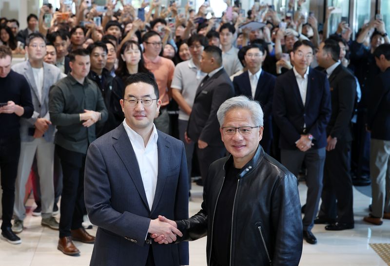 구광모 LG그룹 회장(왼쪽)과 젠슨 황 엔비디아 최고경영자(CEO)가 지난 6월 8일 서울 영등포구 여의도 LG트윈타워에서 기념촬영을 하고 있다. 뉴시스