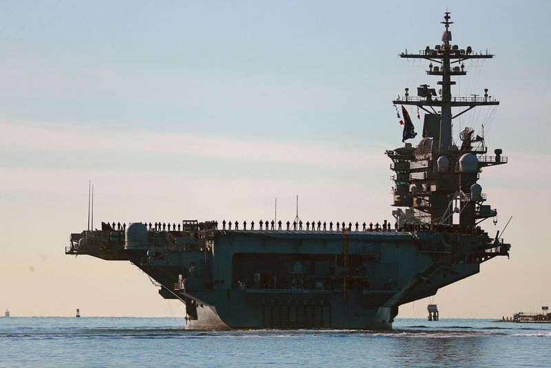 샌디에이고에서 출항하는 항공모함 USS 에이브러햄 링컨(CVN-72)의 갑판에 해군과 해병대원들이 줄지어 서 있다. 2021년 3월 촬영. AP 연합뉴스