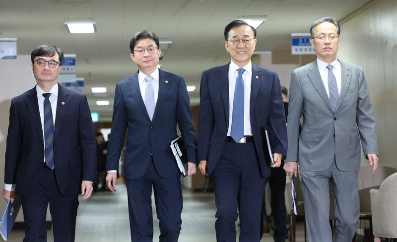 [서울=뉴시스] 조수정 기자 = 김윤덕 국토교통부 장관 등이 13일 오전 서울 종로구 정부서울청사에서 '전월세 및 매매시장 안정을 위한 주택 신속공급 방안 및 부동산 시장 안정을 위한 금융 종합대책'을 발표하기 위해 브리핑실로 이동하고 있다. 오른쪽부터 이형일 재정경제부 1차관, 김윤덕 국토교통부 장관, 이억원 금융위원장, 임기근 국무조정실장. 2026.08.13. chocrystal@newsis.com