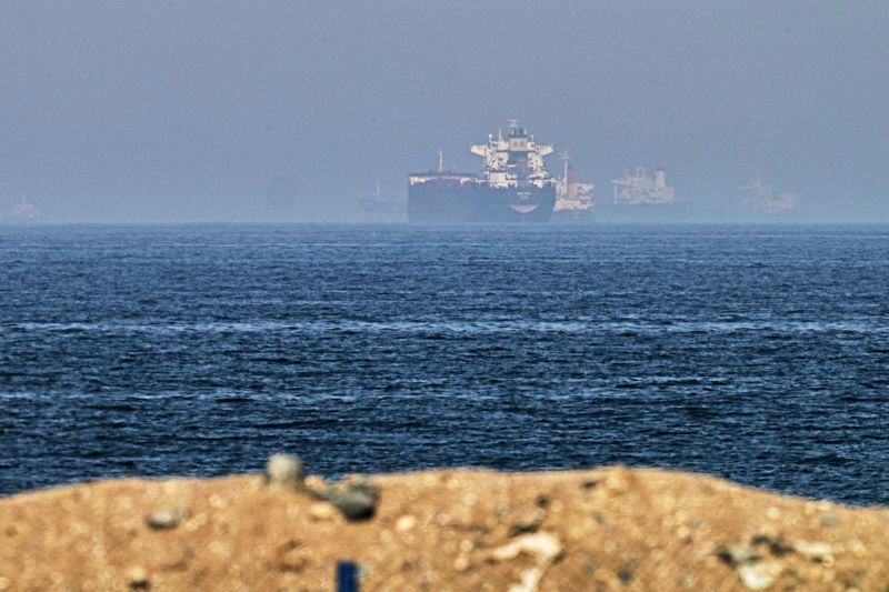 지난 5월 1일 아랍에미리트(UAE) 코르파칸 인근 바위 해안에서 바라본 호르무즈 해협 주변 해상에 화물선들이 떠 있다. 뉴시스