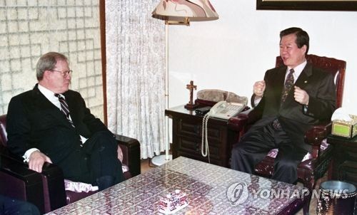 제임스 레이니 전 주한 미국대사가 재임 당시 김대중 전 대통령과 환담하고 있다. 연합뉴스 자료사진