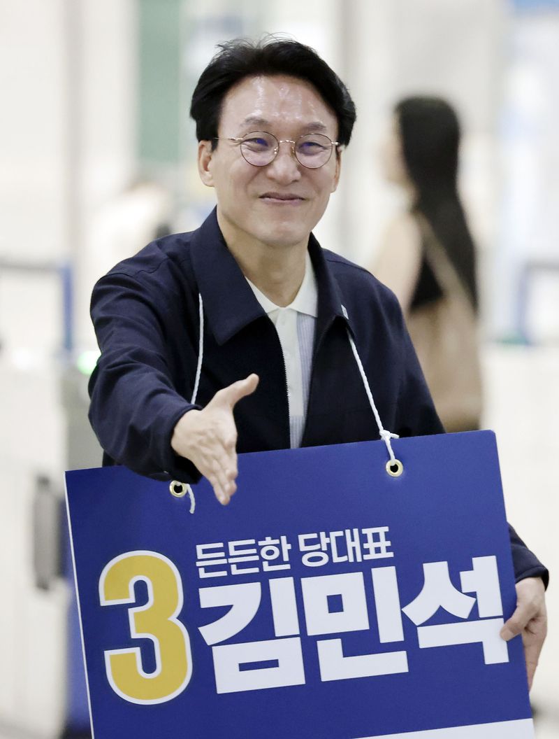 김민석 더불어민주당 당대표 후보가 14일 서울 왕십리역에서 출근길 인사를 하며 지지를 호소하고 있다. 뉴시스