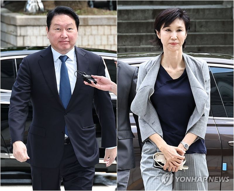 지난 6월 최태원 SK그룹 회장과 노소영 아트센터 나비 관장이 재산분할 파기환송심 2차 변론에 출석하기 위해 법정으로 향하는 모습 (출처=연합뉴스)