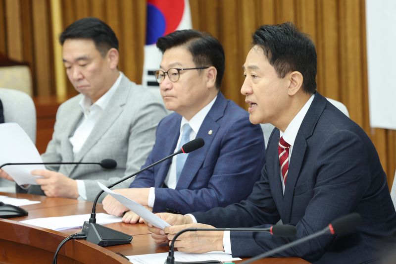 오세훈 서울시장이 14일 오전 서울 여의도 국회에서 열린 국민의힘 원내대책회의에서 발언을 하고 있다. 뉴스1