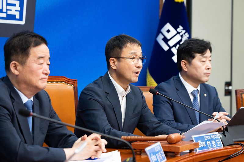 한병도 더불어민주당 당대표 직무대행 겸 원내대표가 14일 서울 여의도 국회에서 열린 최고위원회의에서 모두 발언을 하고 있다. 뉴스1
