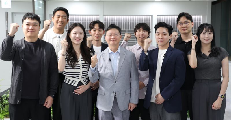 배형근 현대차증권 사장(앞줄 왼쪽에서 세번째)과 CLB 구성원들이 지난 13일 서울 여의도 현대차증권 본사에서 열린 대담회를 마치고 기념 사진 촬영을 하고 있다. 현대차증권 제공