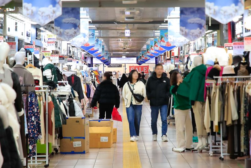 제주시 제주중앙지하상가에서 시민들이 이동하고 있다. 9월 제주 개인서비스 가격은 지난해 같은 달보다 3.1% 상승했고 외식을 제외한 개인서비스는 4.2% 올라 전체 물가 상승률을 웃돌았다. 사진=뉴시스