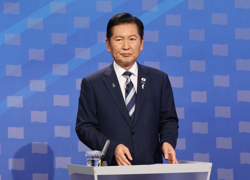 [서울=뉴시스] 국회사진기자단 = 정청래 더불어민주당 당대표 후보가 12일 서울 양천구 목동 SBS에서 열린 당대표 후보자 토론회를 준비하고 있다. 2026.08.12. photo@newsis.com