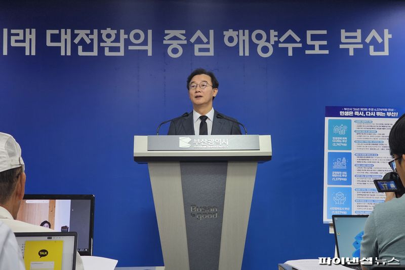 전재수 부산시장이 최근 편성된 올해 제3회 추가경정예산안(추경)을 시의회에 제출한 가운데 14일 오전 부산시청 브리핑실에서 기자회견을 열고 이번 추경안 내용에 대해 설명하고 있다. 사진=변옥환 기자
