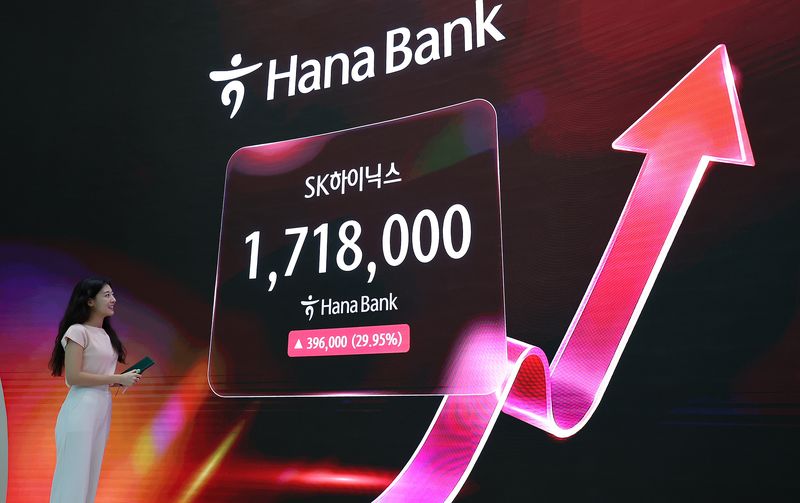 31일 오후 서울 중구 하나은행 딜링룸 전광판에 SK하이닉스 주가가 나타나고 있다. 2026.7.31 ⓒ 뉴스1 박지혜 기자