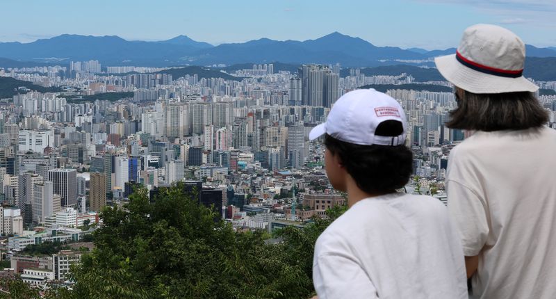 9일 정치권에 따르면 정부는 지난 7일 열린 2차 부동산 정책 점검회의를 끝으로 최종안을 다듬으며 다음 주 대책 발표를 준비하고 있다. 이재명 대통령이 부동산 정책 마련을 위한 두 차례 점검회의를 마무리하면서 이르면 13일 신규 공급과 금융 대책을 담은 종합 부동산 대책이 발표될 전망이다. 사진은 이날 서울 남산에서 바라본 아파트 단지. 2026.8.9 ⓒ 뉴스1 박세연 기자