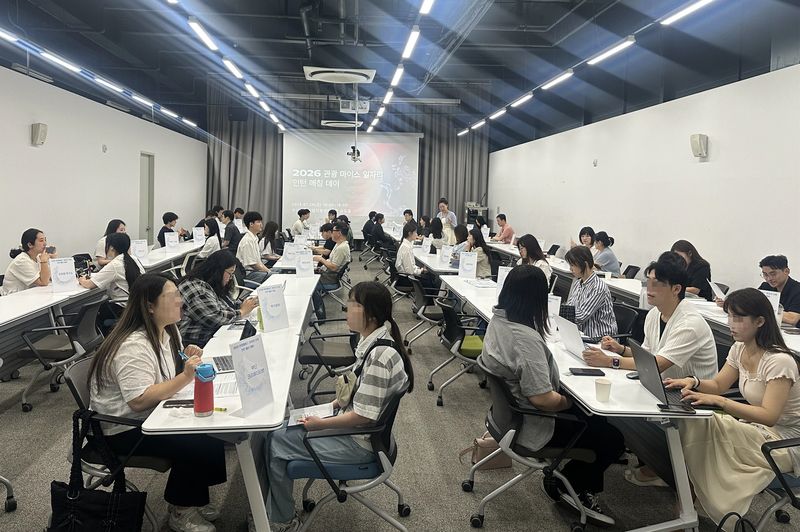 최근 부산관광공사가 ‘2026 관광·마이스 인턴십 지원사업’을 마련한 가운데 참여 기업과 참여 취업준비생들이 취업 매칭 상담을 진행하고 있다. 부산관광공사 제공