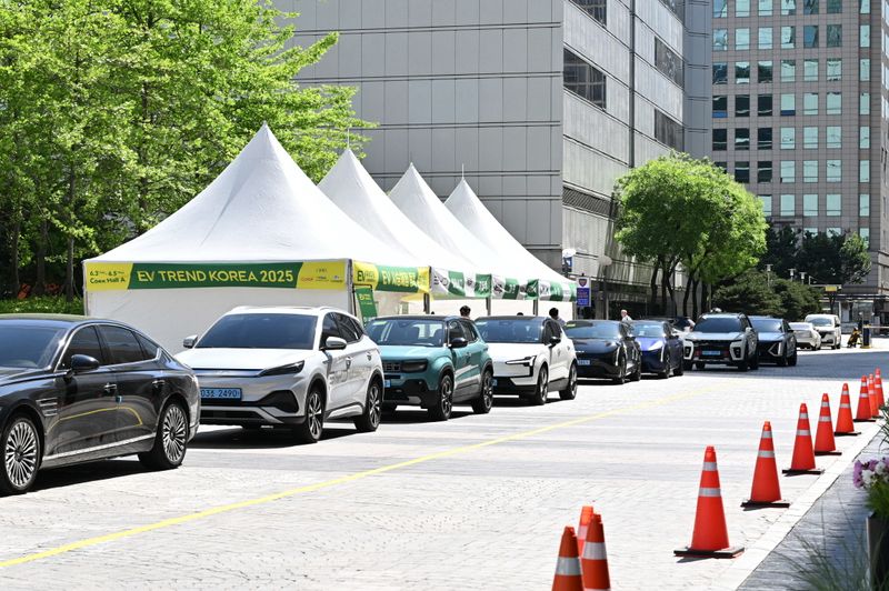 지난해 열린 'EV트렌드코리아 2025'의 전기차 시승 현장. 사진=한국자동차기자협회